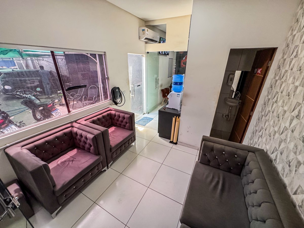 Sala de espera climatizada com poltronas e bebedouro